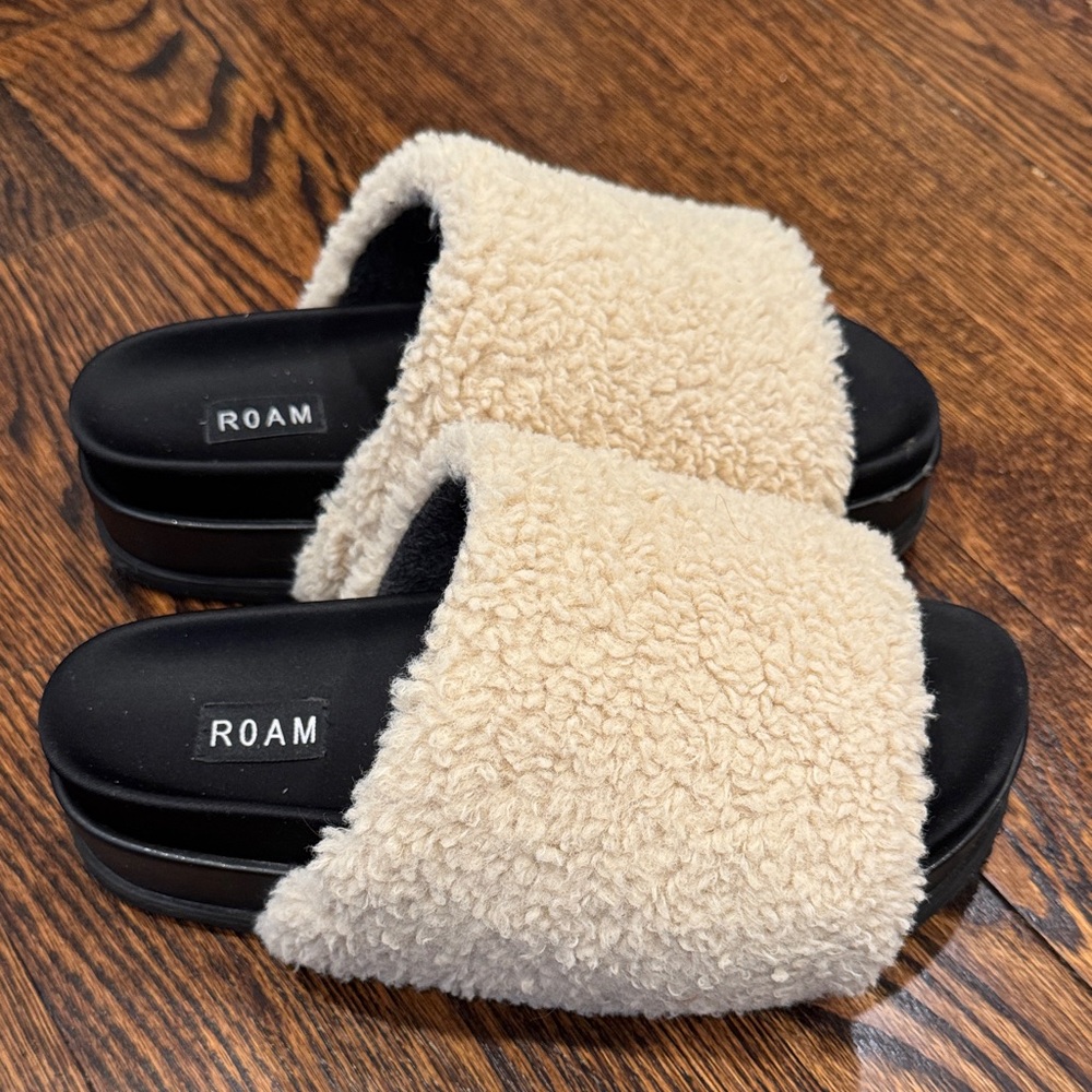 ROAM Women's Tan Fuzzy Slide